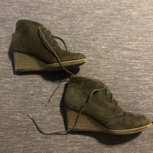 Clark’s Size 5 Black Suede Wedge Booties